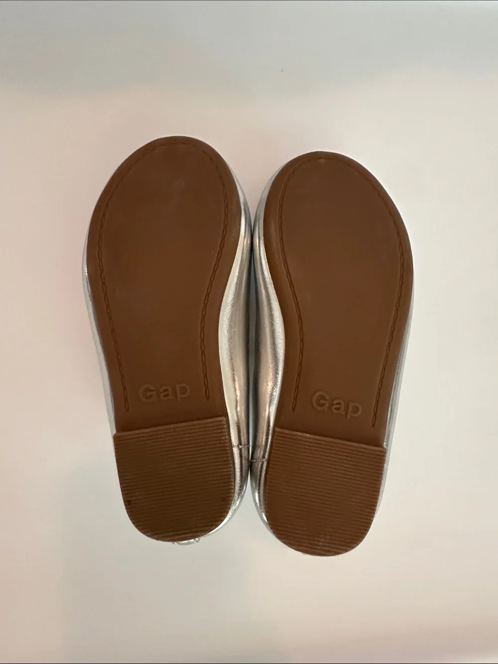 Baby GAP girls size 7 silver scalloped ballet flats.